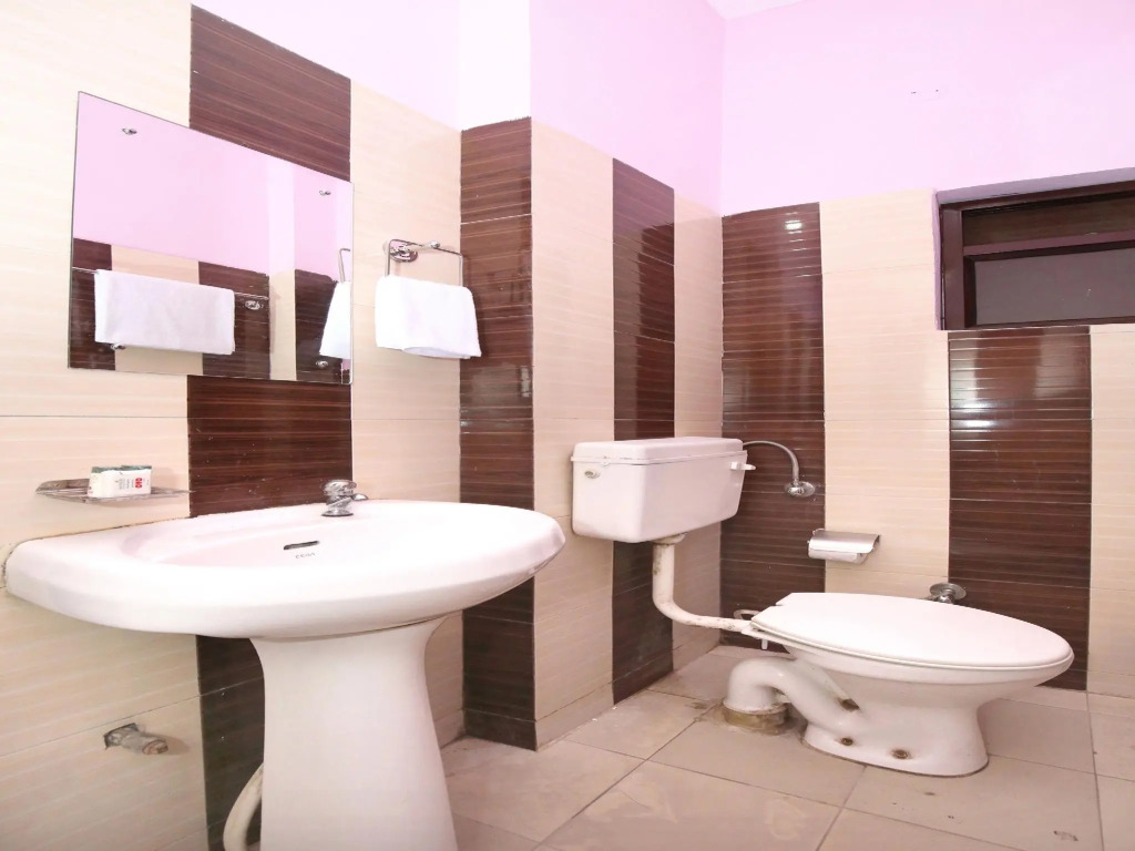OYO 11886 Hotel Crystal