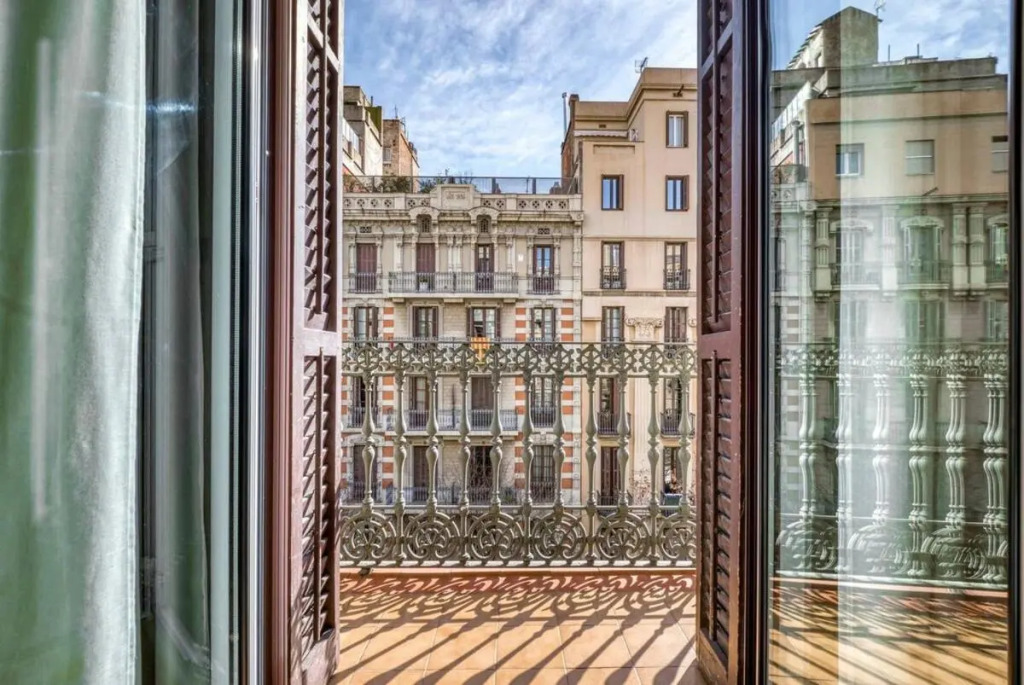 Perfectly located 4bed 4bath apartment in Barcelona 2 2
