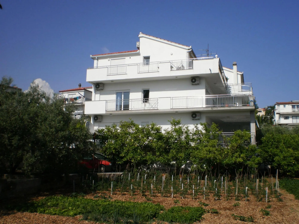 Ljuba - Nice Garden - A4