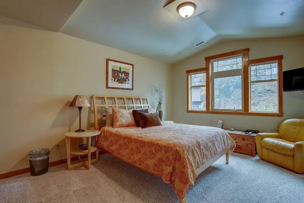 Bridge View Loft 3 Bedroom Condo by RedAwning