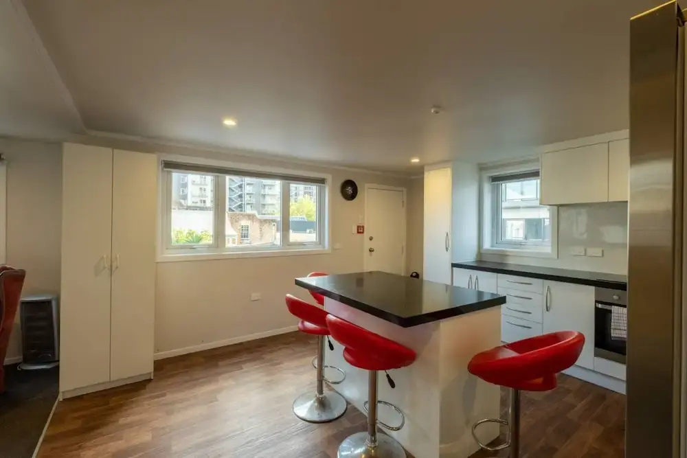 Cool 3 Bedroom Uptown Apartment Close to K Road
