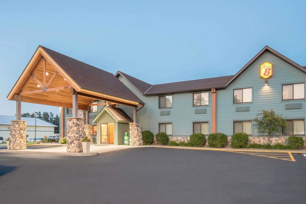 Super 8 by Wyndham Grand Rapids