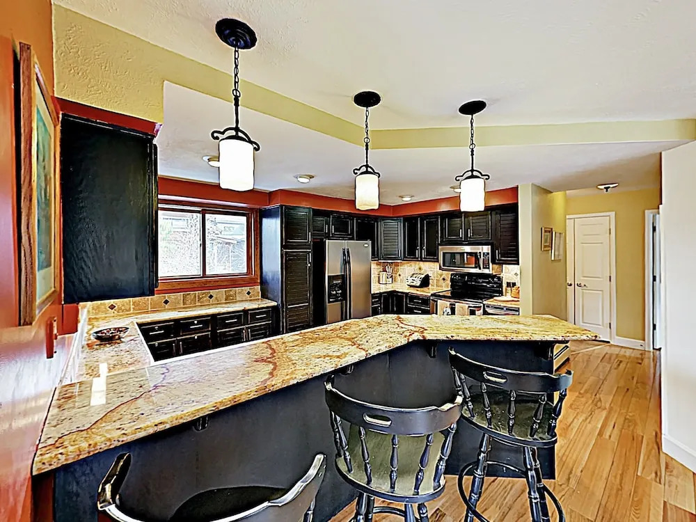 New Listing! Mountain-view Getaway: Stroll To Town 2 Bedroom Condo