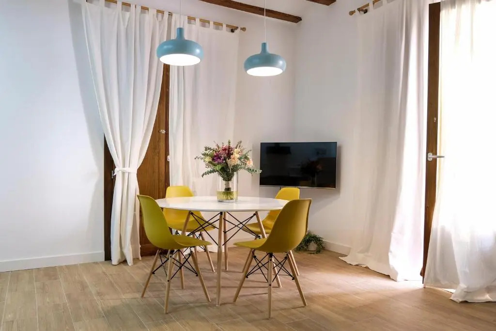 LA MOMA Apartments & Room
