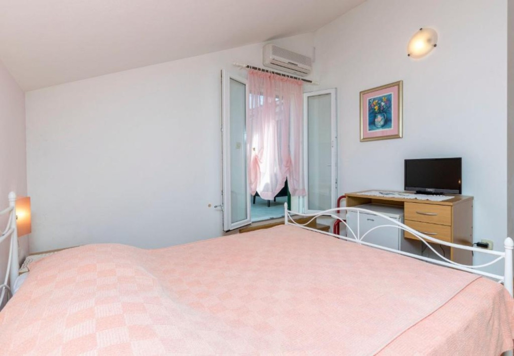 Room Mate 1 - 130 m from sea: R2 Roza Bol, Island Brac