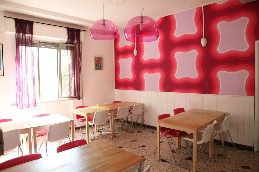 Sunflower City Student Hostel & Bar