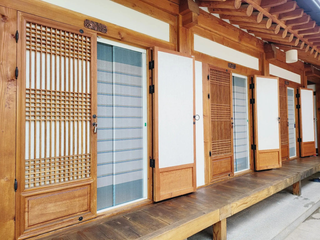 Jeonju Hanok village Deoksugung
