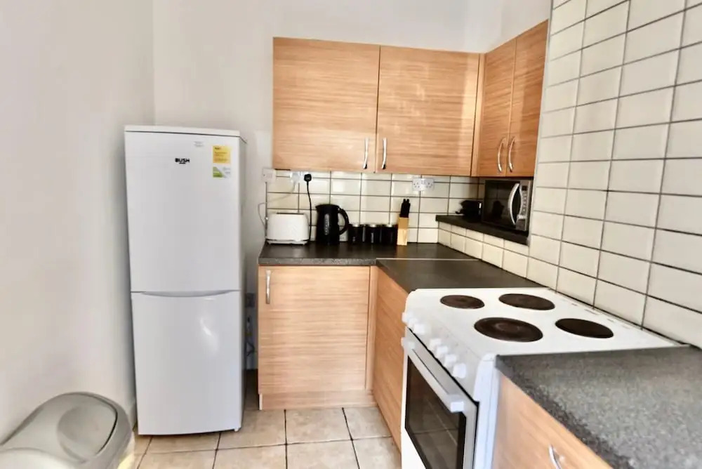 Cheer full 4 Bedroom House Train Station