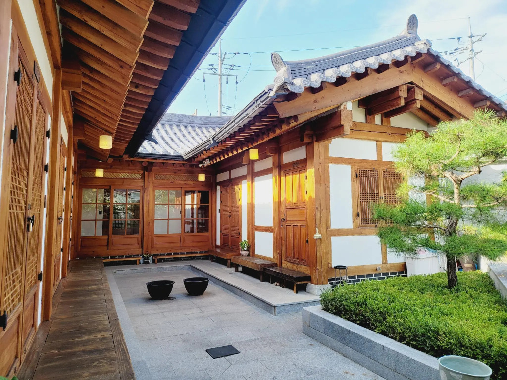 Jeonju Hanok village Deoksugung