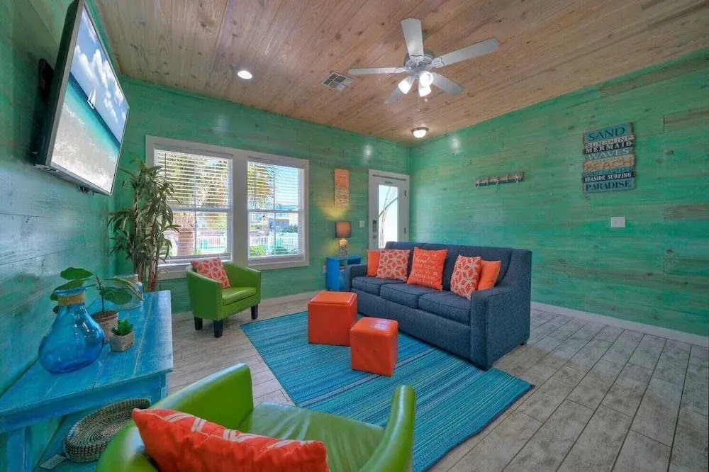 Shared Pool, Walkable to Beach, Vibrant Beachy Design! Bay Bliss by Avantstay