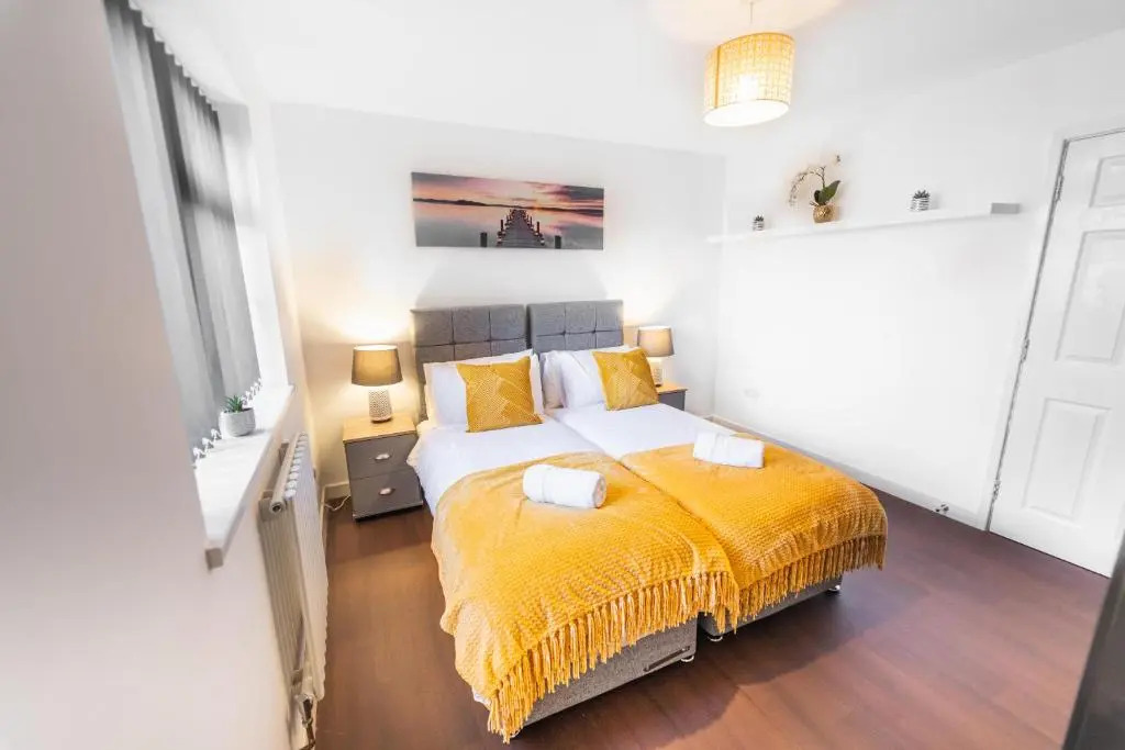 Lovely 2 beds -Ground Floor Apartment - free parking ,wifi - Southampton.