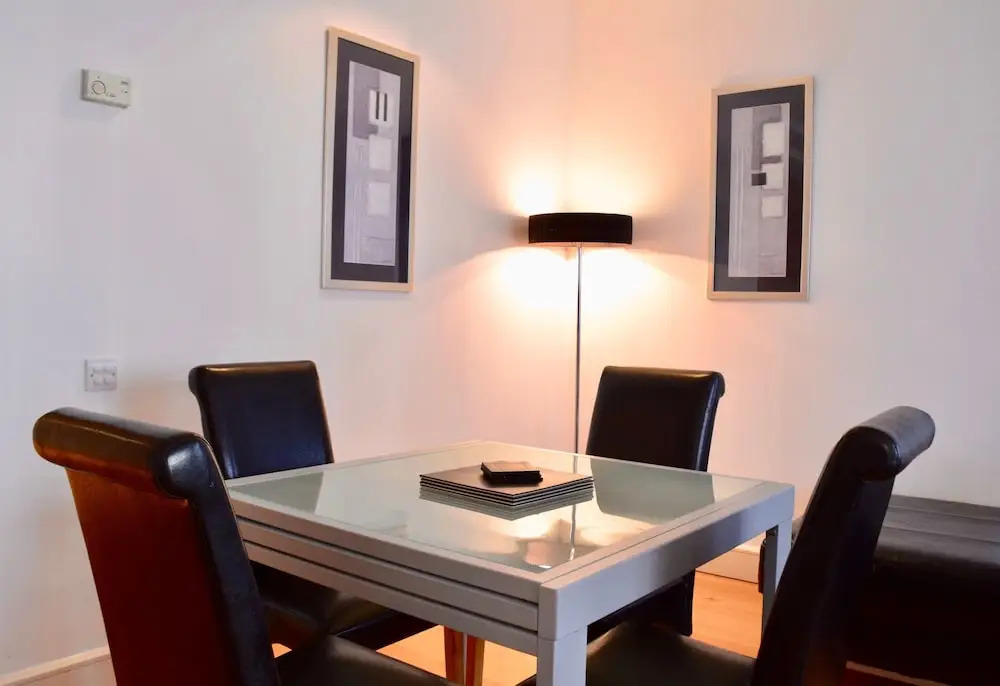 2 Bedroom Apartment With Stunning Views of Canary Wharf