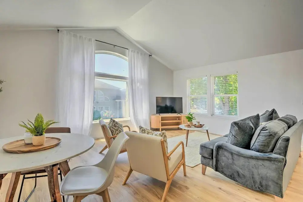 Close to Parks & Brews: Sunny Grants Pass Apt!