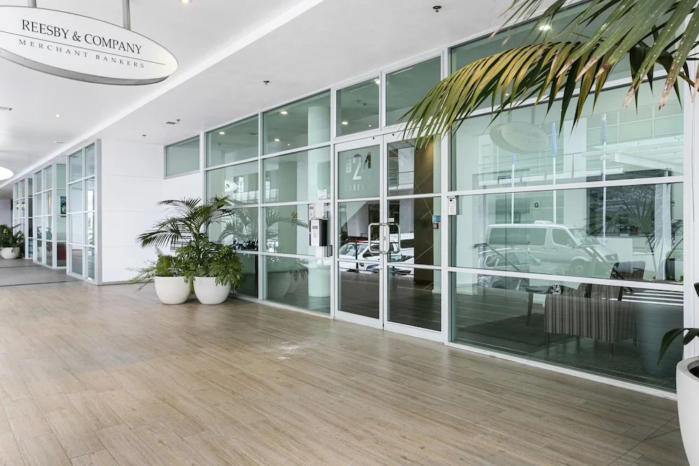 Light and spacious w incredible harbour views