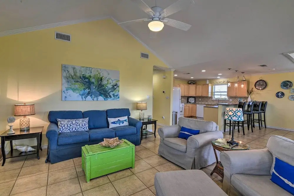 Walk to Galveston Beach: Coastal Escape w/ Yard