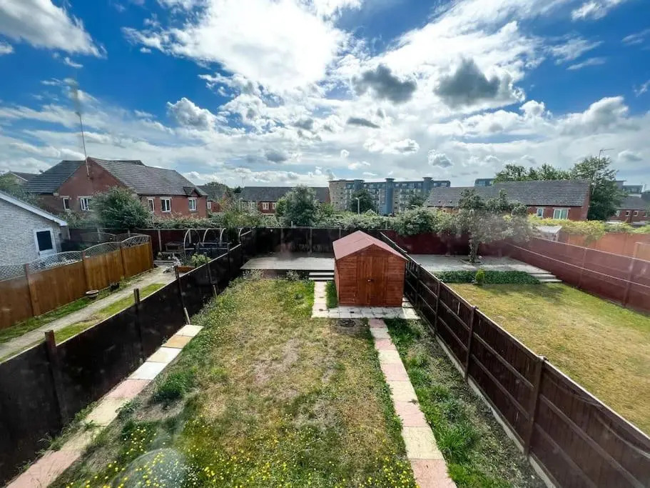 Lovely 4 Bedroom Apartment With Free Internet, study and Parking