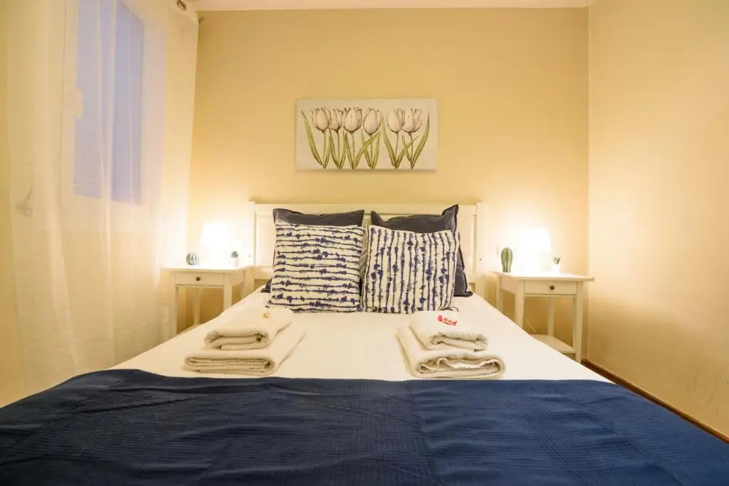 RamblasRentals Cozy Renovated 2BR with Balcony Lift 20M Rambla - Parking - Wifi