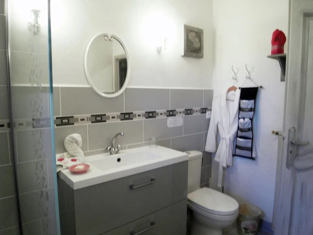 Cozy Holiday Home at Roquebrune-sur-argens With Pool