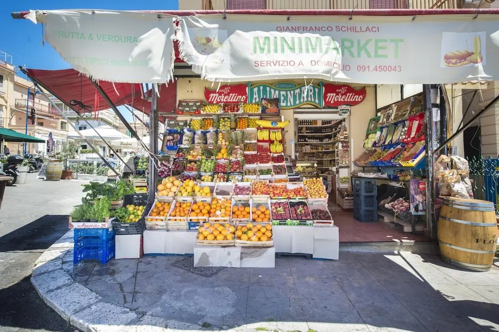 Casetta Vista Mare in Piazza a Mondello by Wonderful Italy