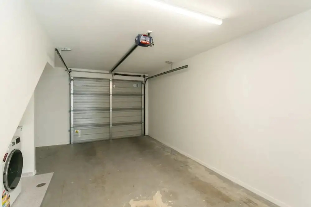 Gorgeous 3 Bedroom Townhouse with Car Park