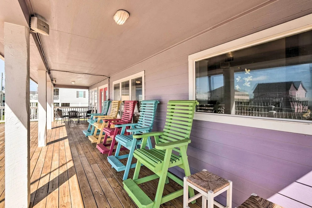 Walk to Ocean: Coastal Home in Crystal Beach!