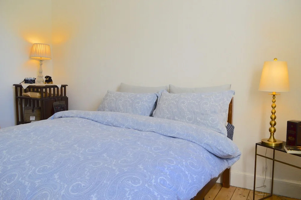 2 Bedroom Flat With Views of Holyrood