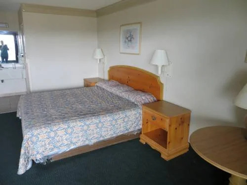 Budgetel Inn & Suites