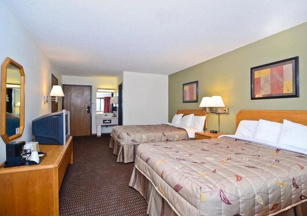 Super 8 by Wyndham Hayward WI