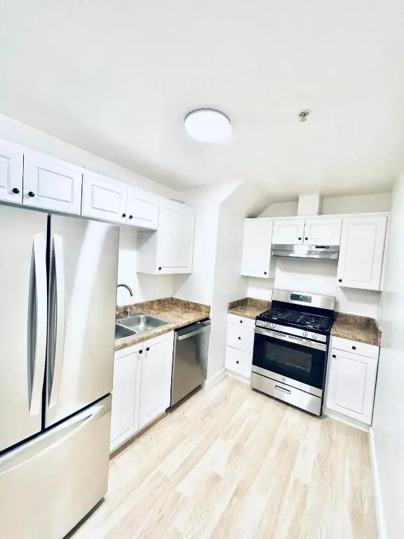 Lovely 2-story 2-bedroom unit with free secure parking