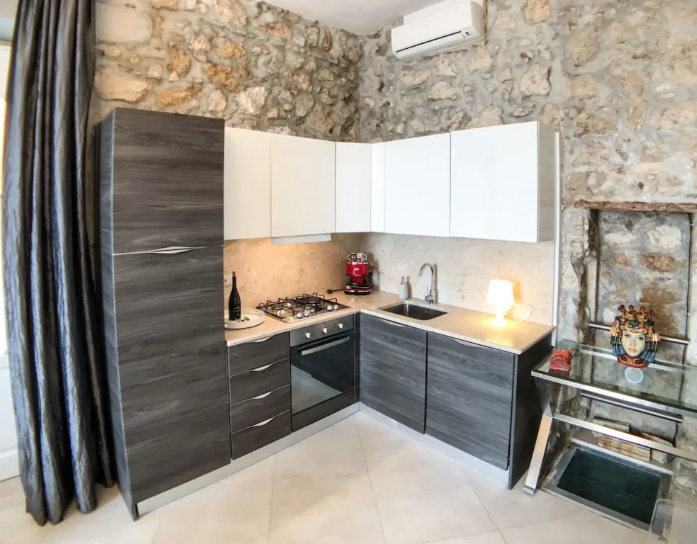 Calarossa beachfront apartment