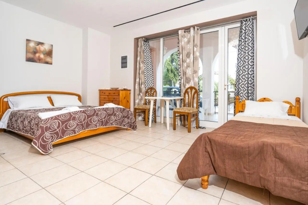 Dionisos Apartments