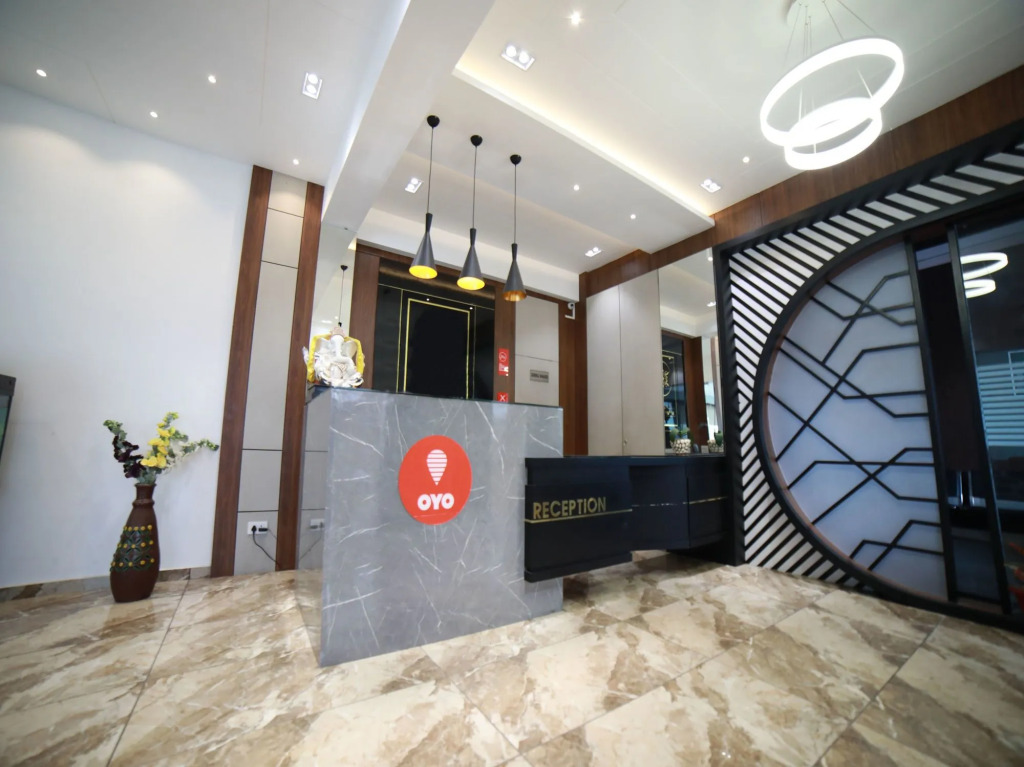 OYO 15561 Corporate Villa