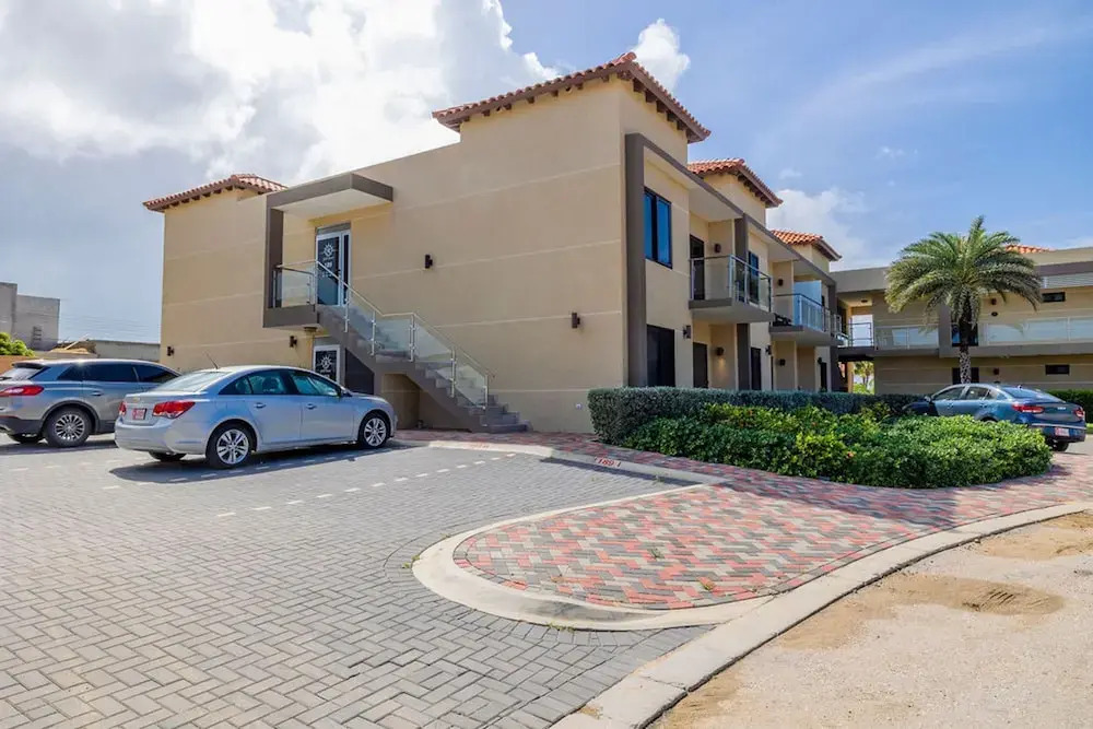 NEW Modern 1BR 1BA Gold Coast Pool GYM Tennis