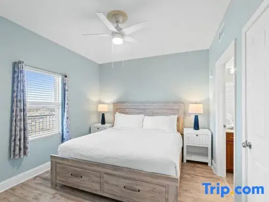 Laketown Wharf #1819 by Nautical Properties