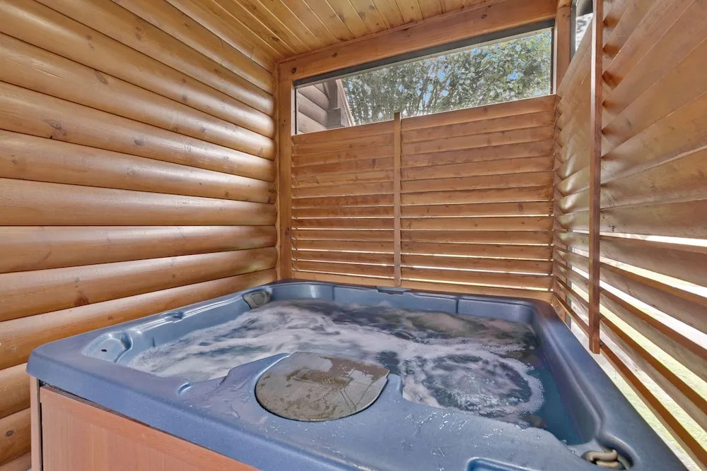 3 BDR Log Cabin in Cozy Resort w/ Private Hot Tub