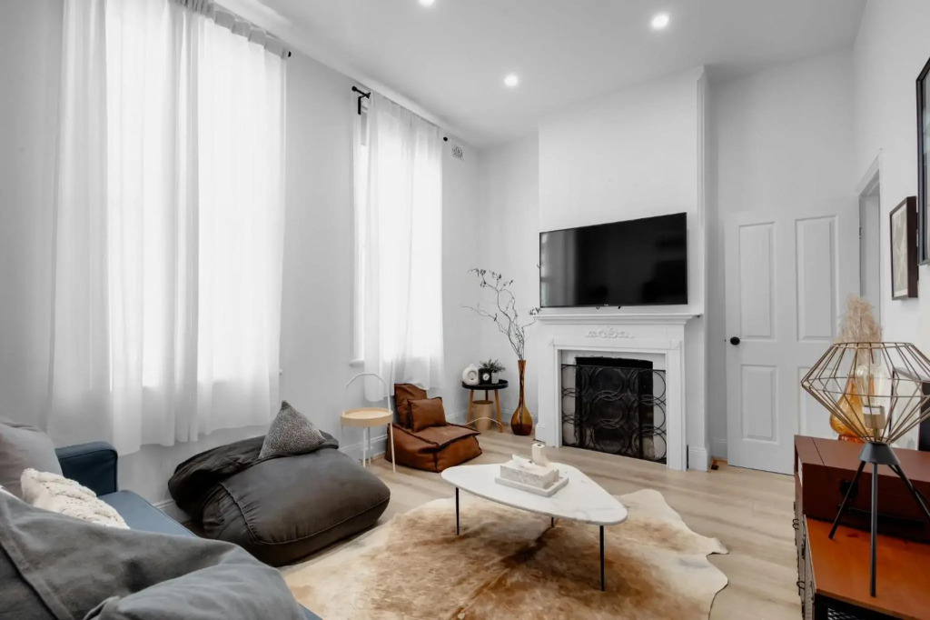 Your home on Smith St Collingwood (With Parking)