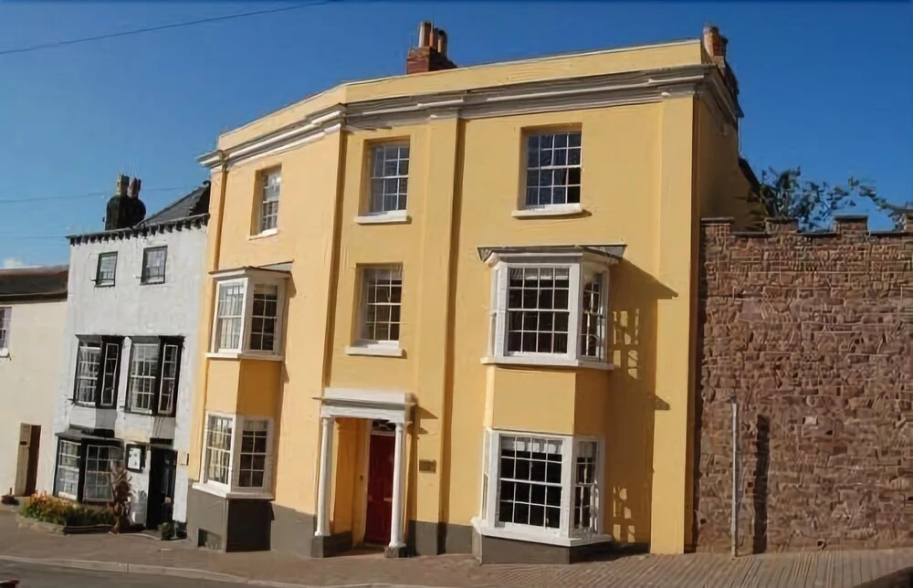 Raglan House