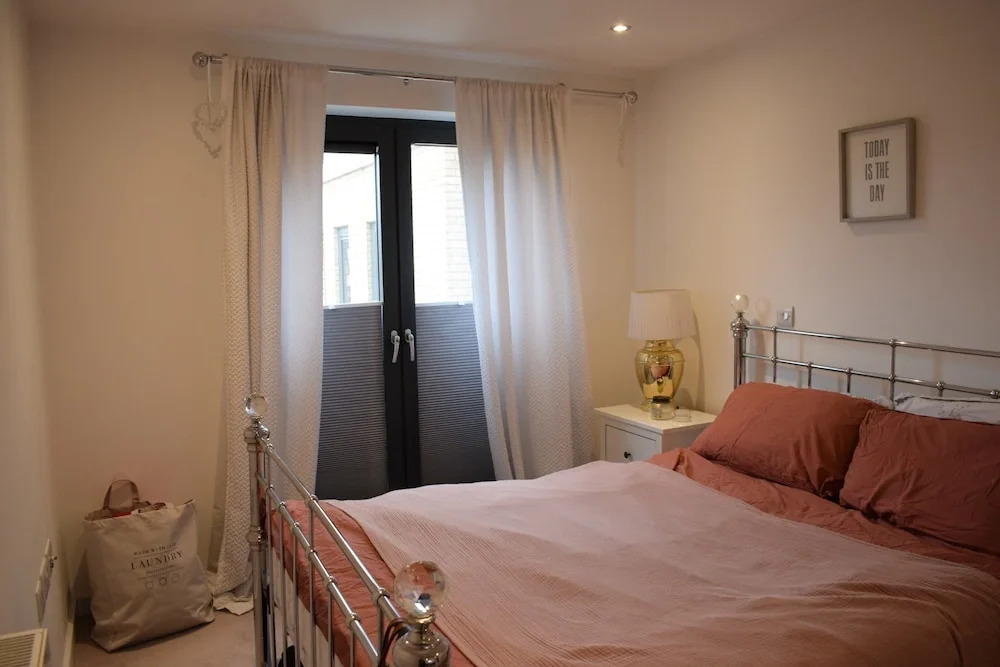 2 Bedroom Apartment With Parking in Camberwell