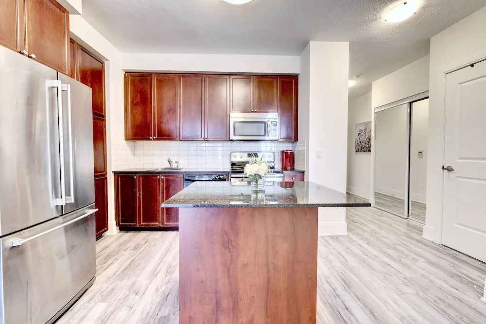 Grand Royal Condos -Mississauga SQ One
