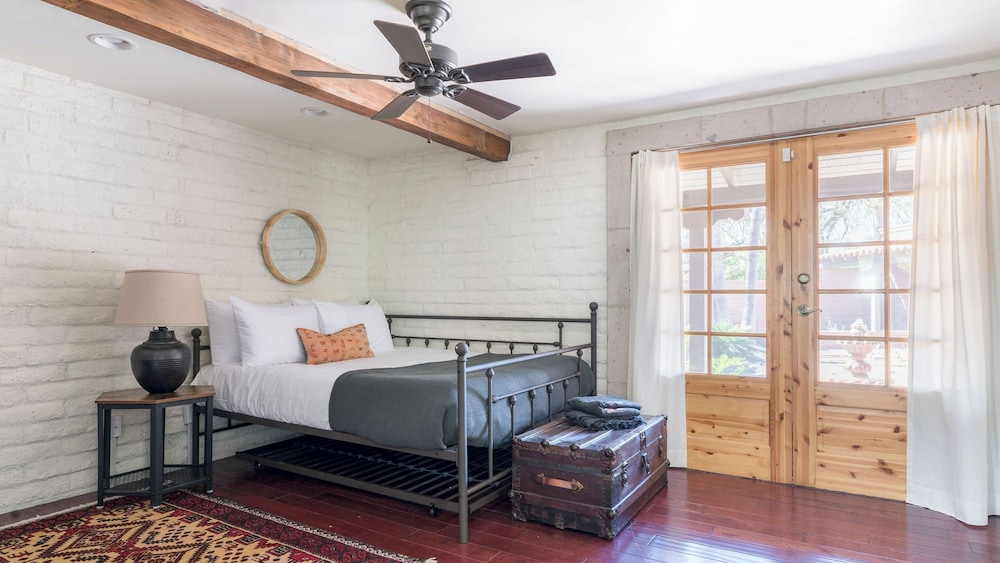 Charming 5bdr Hacienda w/ Pool, Fire Pit, Billiards La Casona by Avantstay