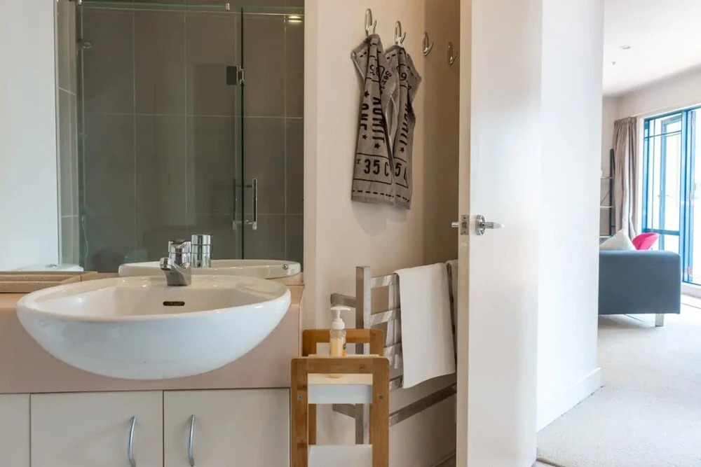 Cosy 2 Bedroom CBD Apartment With Balcony