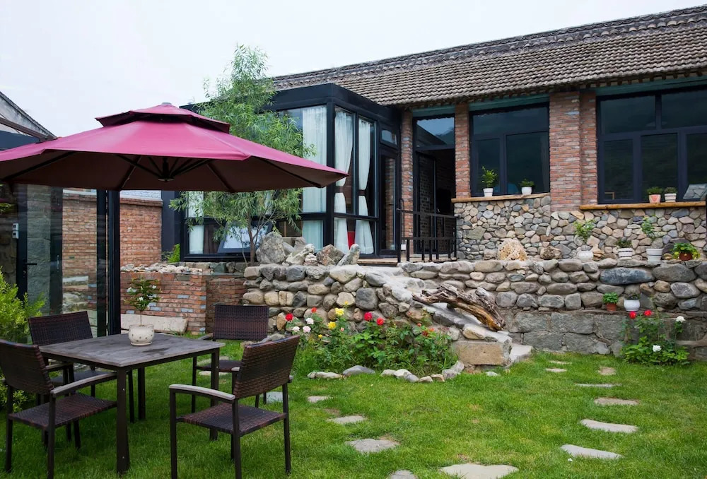 Yi Jing. Escape Split House