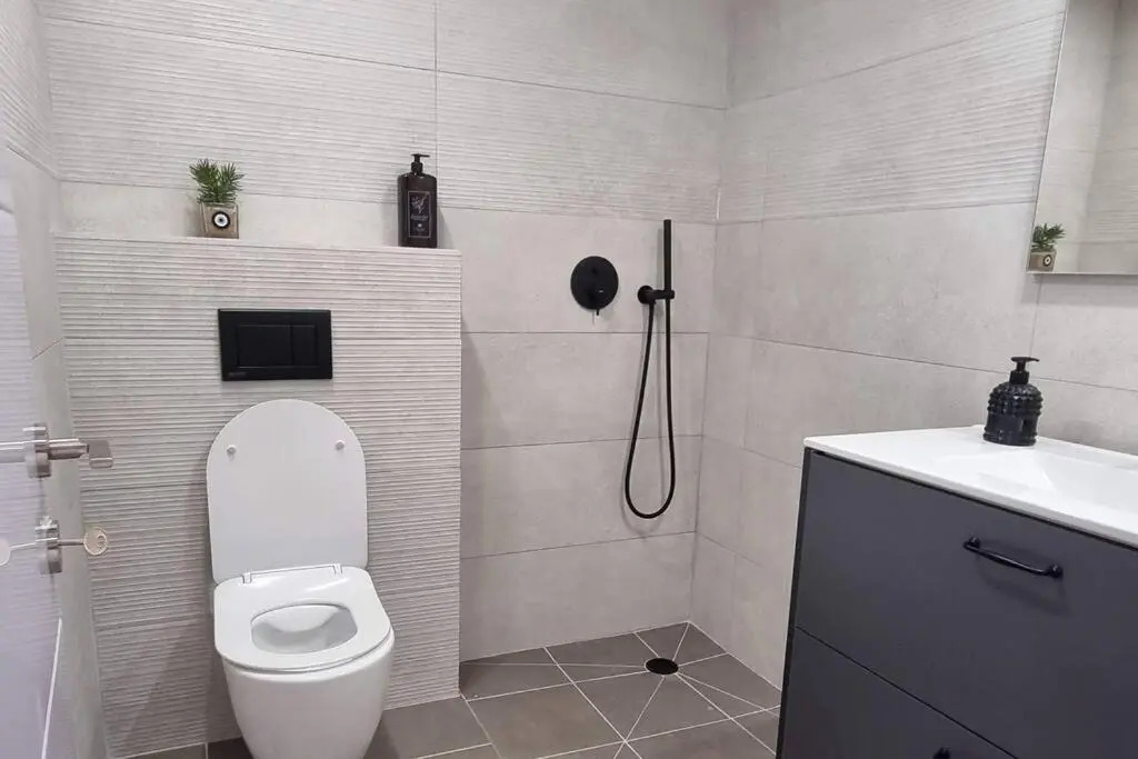 Tel Aviv North /Large Apartment w/ Pool,Spa&Gym