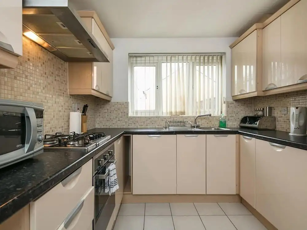 My-Places Elegant 6 Bed Town House - 68