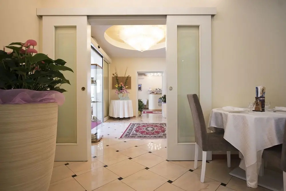 Hotel Monica
