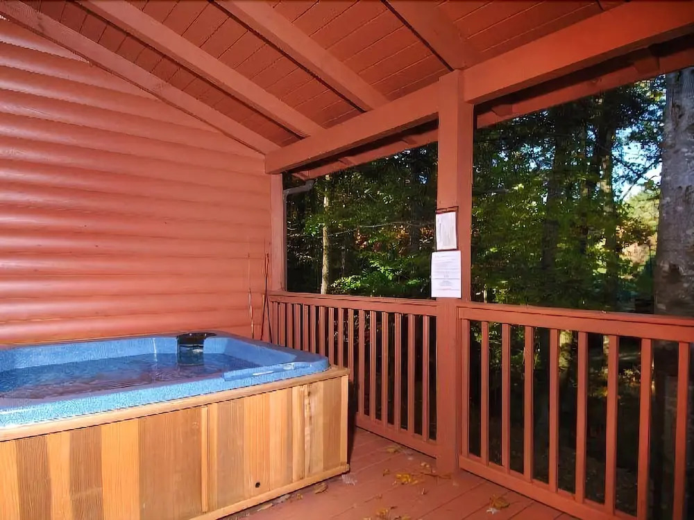 Tomahawk Lodge 3 Bedroom Cabin by RedAwning
