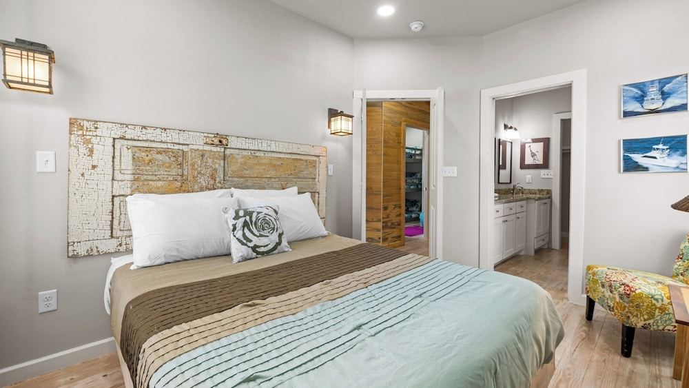 Sleeps 38 5 Laguna Village Homes Waterfront Pool, Private Boat Dock, Ramp
