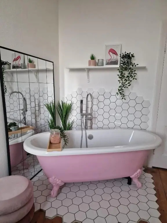 The Pink Bath Pad - 3 bedroom seaside apartment Pets allowed New