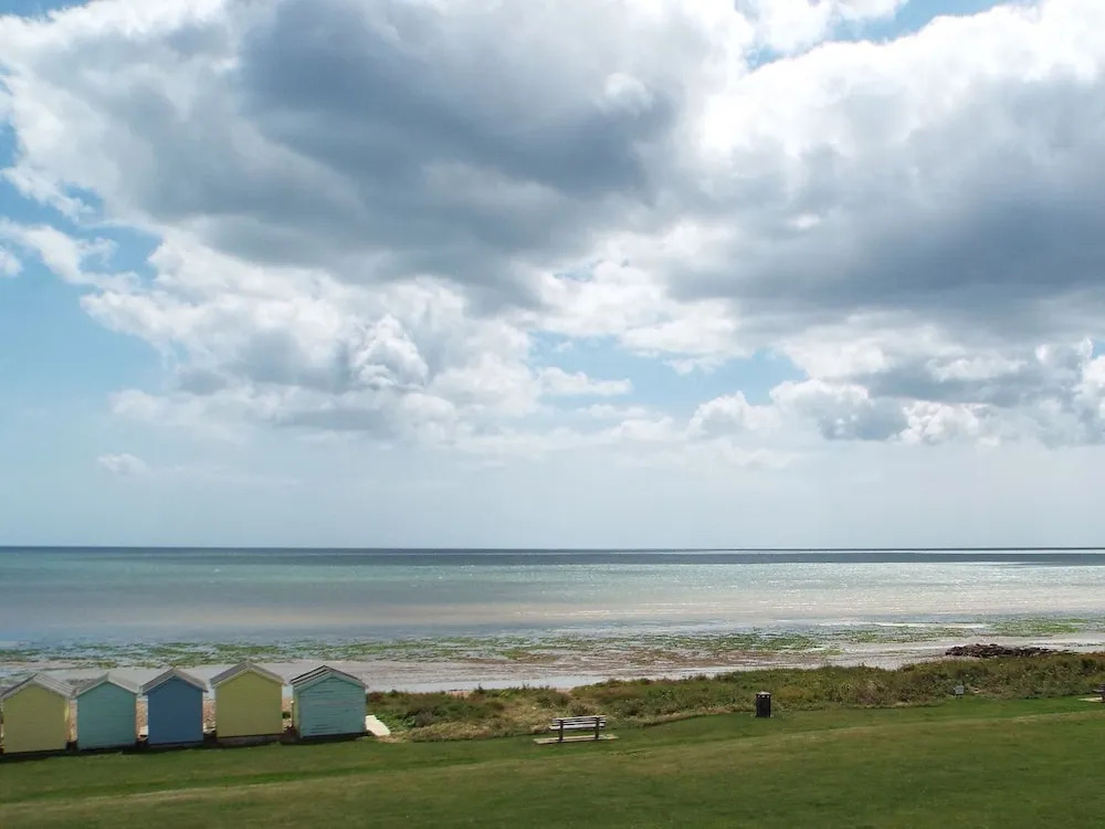11 Broad Strand