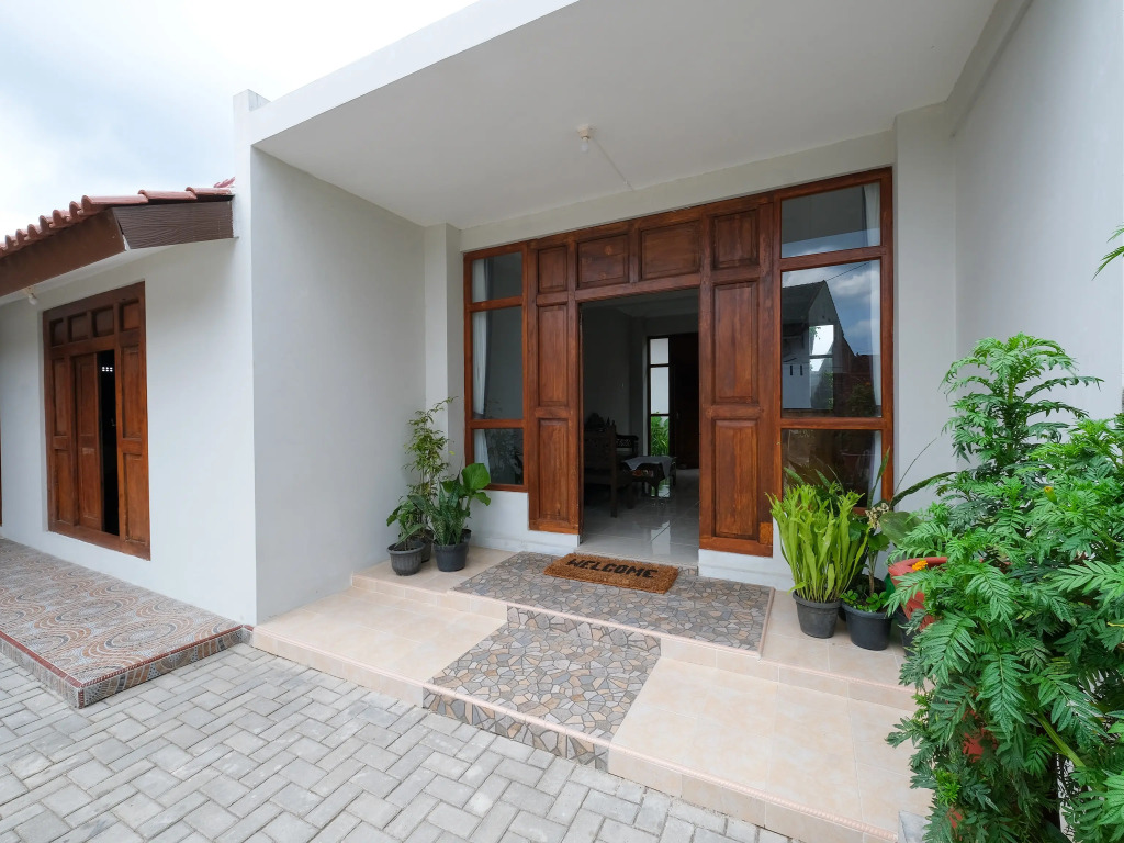 OYO 3906 Dalem Putu Sanjaya Syariah